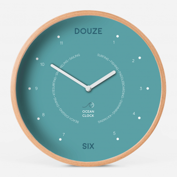 Horloge turquoise et contour bois