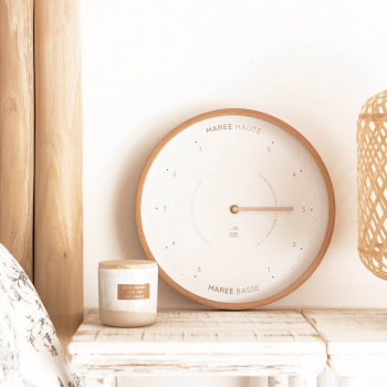 Horloge des marées écru et beige dans une chambre naturelle