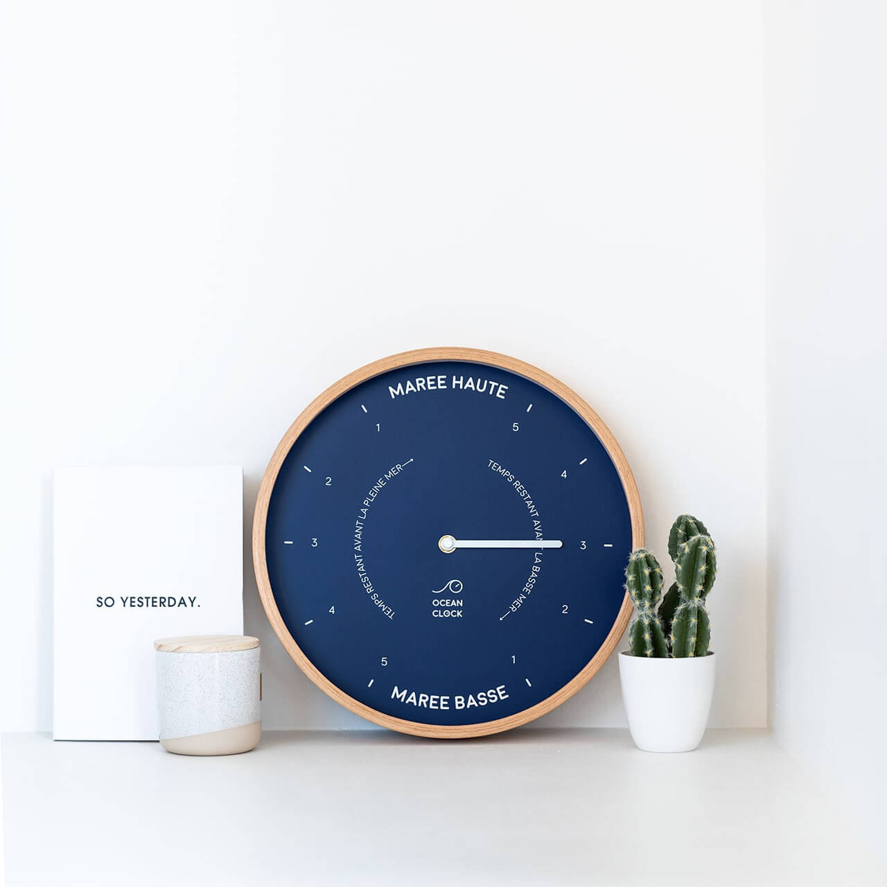 Horloge des marées bleu marine avec des objets déco