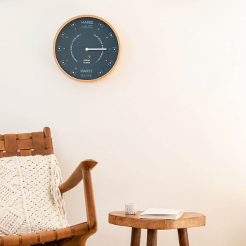 Horloge des marées bleu foncé dans un salon