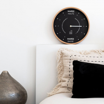 Horloge des marées noire dans une chambre