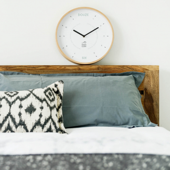 Horloge blanche dans une chambre bohème