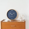 Horloge bleu marine sur meuble en bois