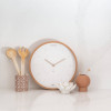 Horloge classique beige et écru posée dans une cuisine
