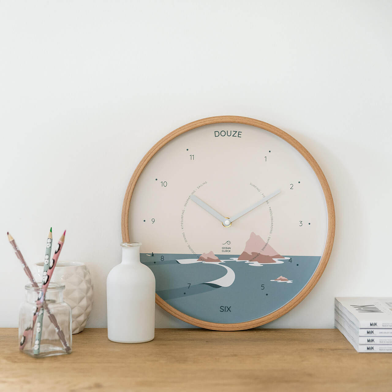 Horloge illustrée avec paysage de l'océan sur un bureau