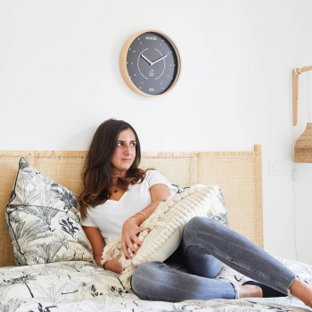 Horloge noire accrochée dans une chambre