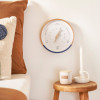 Le baromètre original Ocean Clock dans une chambre Le baromètre original Ocean Clock dans une chambre