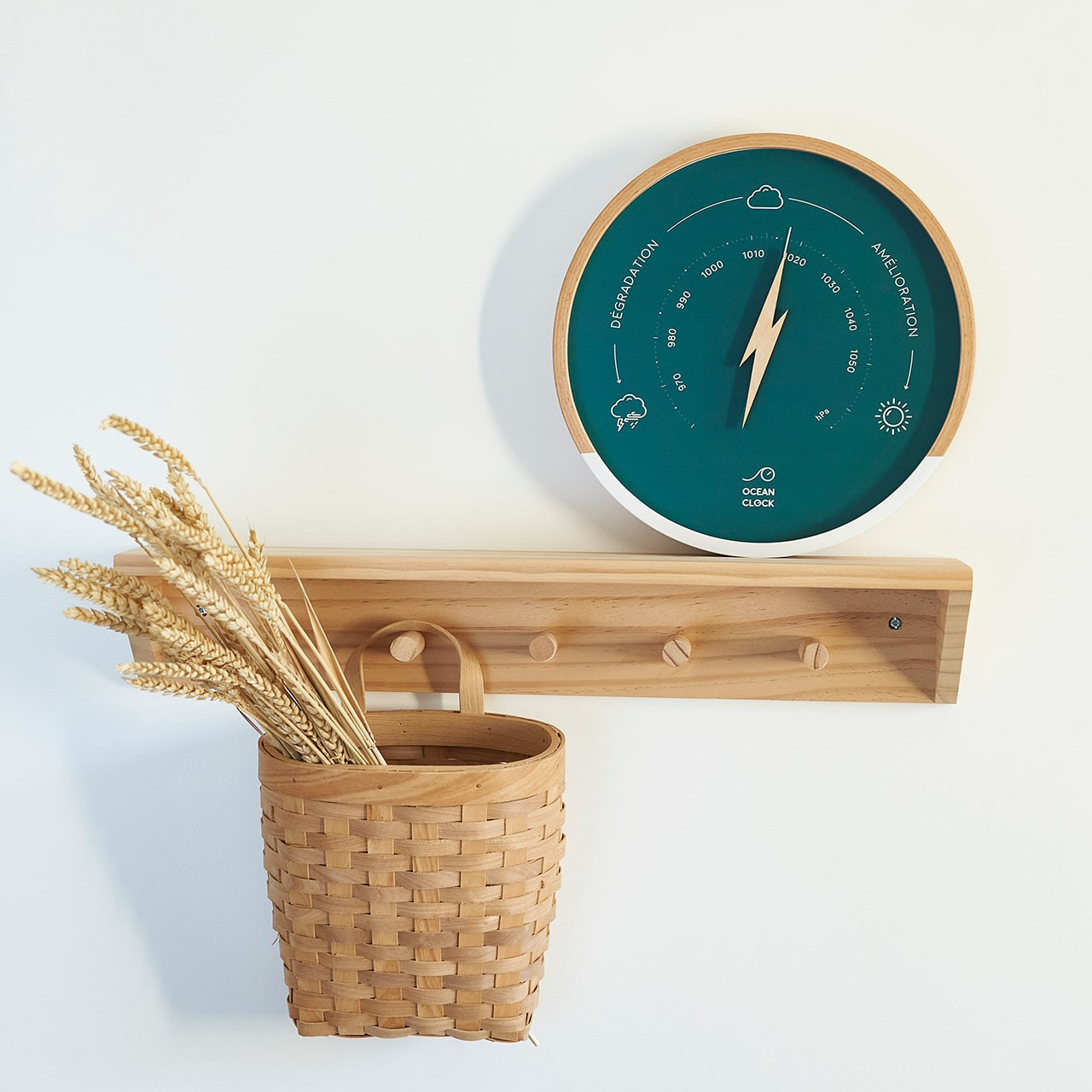 baromètre vert Ocean Clock sur une étagère moderne en bois