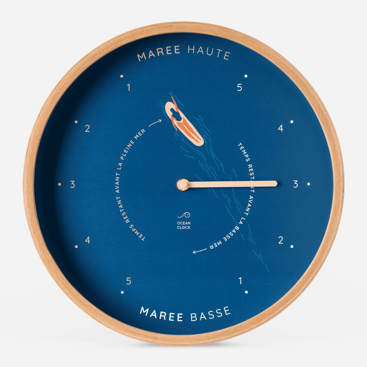 Horloge des marées bleu foncé et sa surfeuse en français