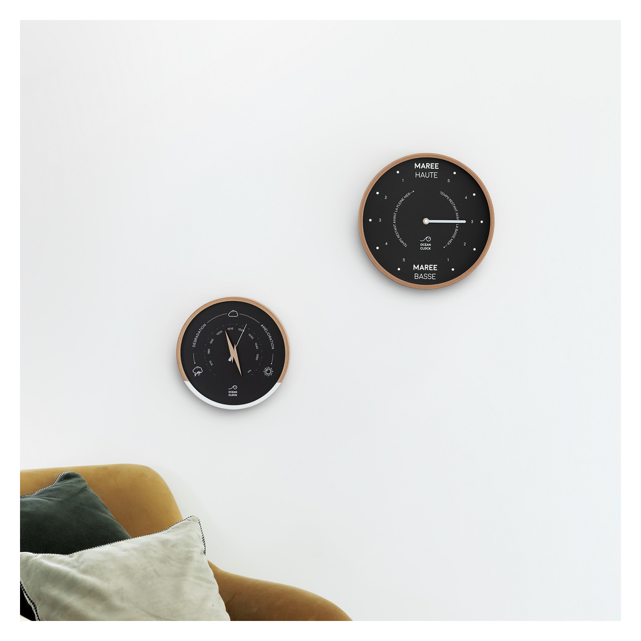 Horloge des marées noir et baromètre noir sur le mur d'un salon