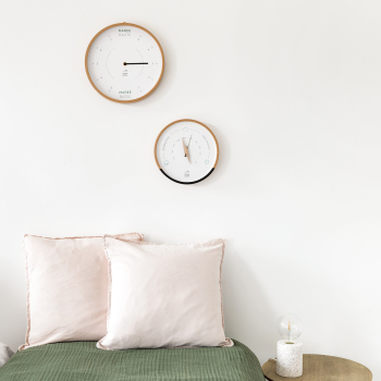 Horloge des marées blanc et baromètre blanc et noir accrochée sur le mur d'une chambre