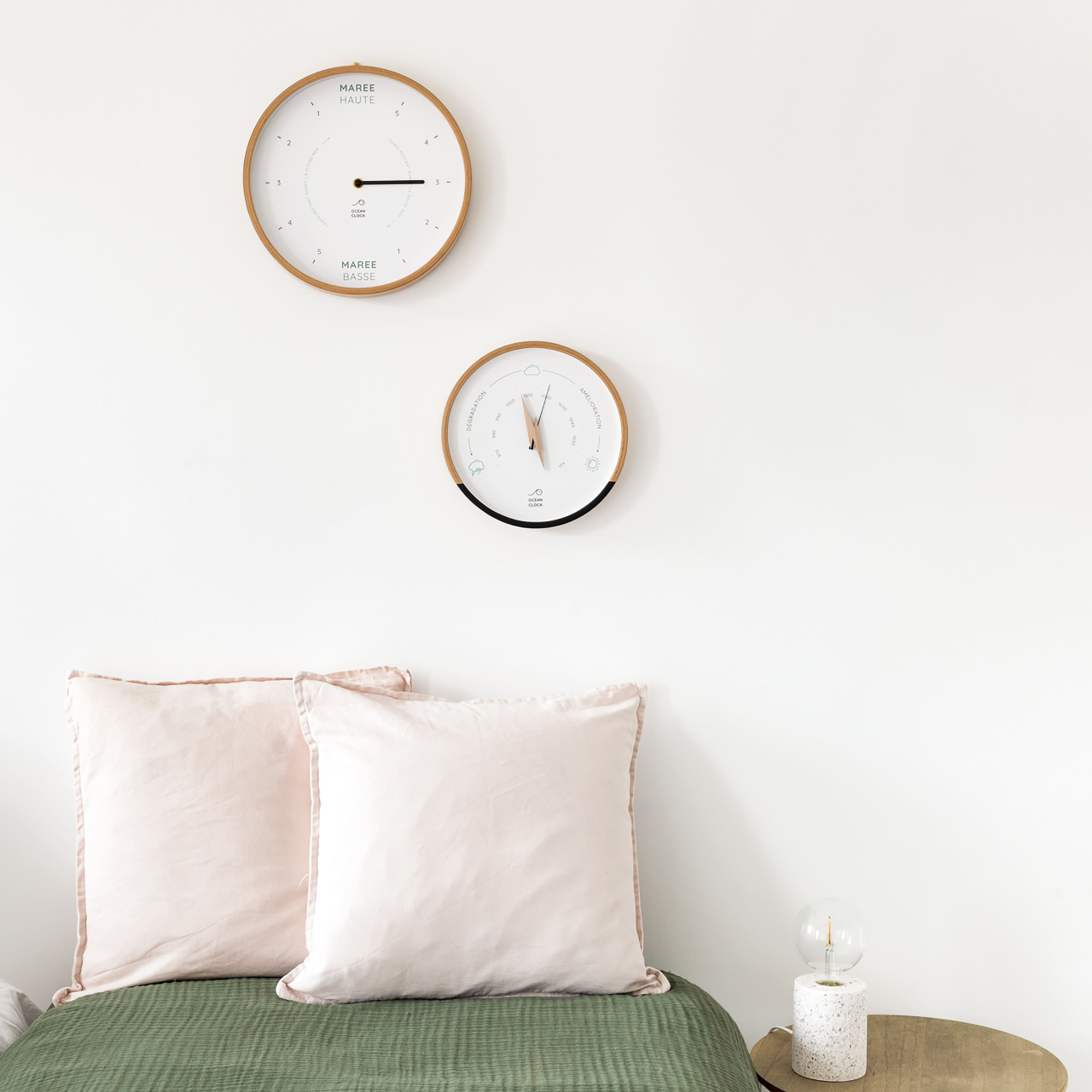 Horloge des marées blanc et baromètre blanc et noir accrochée sur le mur d'une chambre