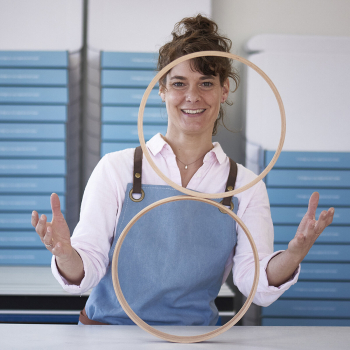 Florine va assembler les contours des horloges