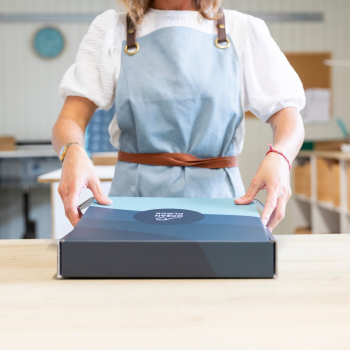 Emballage des horloges des marées dans l'atelier