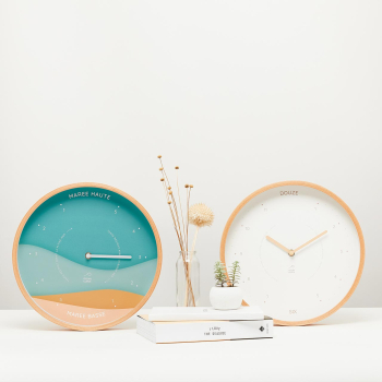 horloge des marées turquoise et beige avec l'horloge classique dune blanc cassé et beige