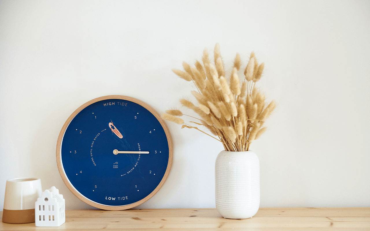How do you set a tide clock ?